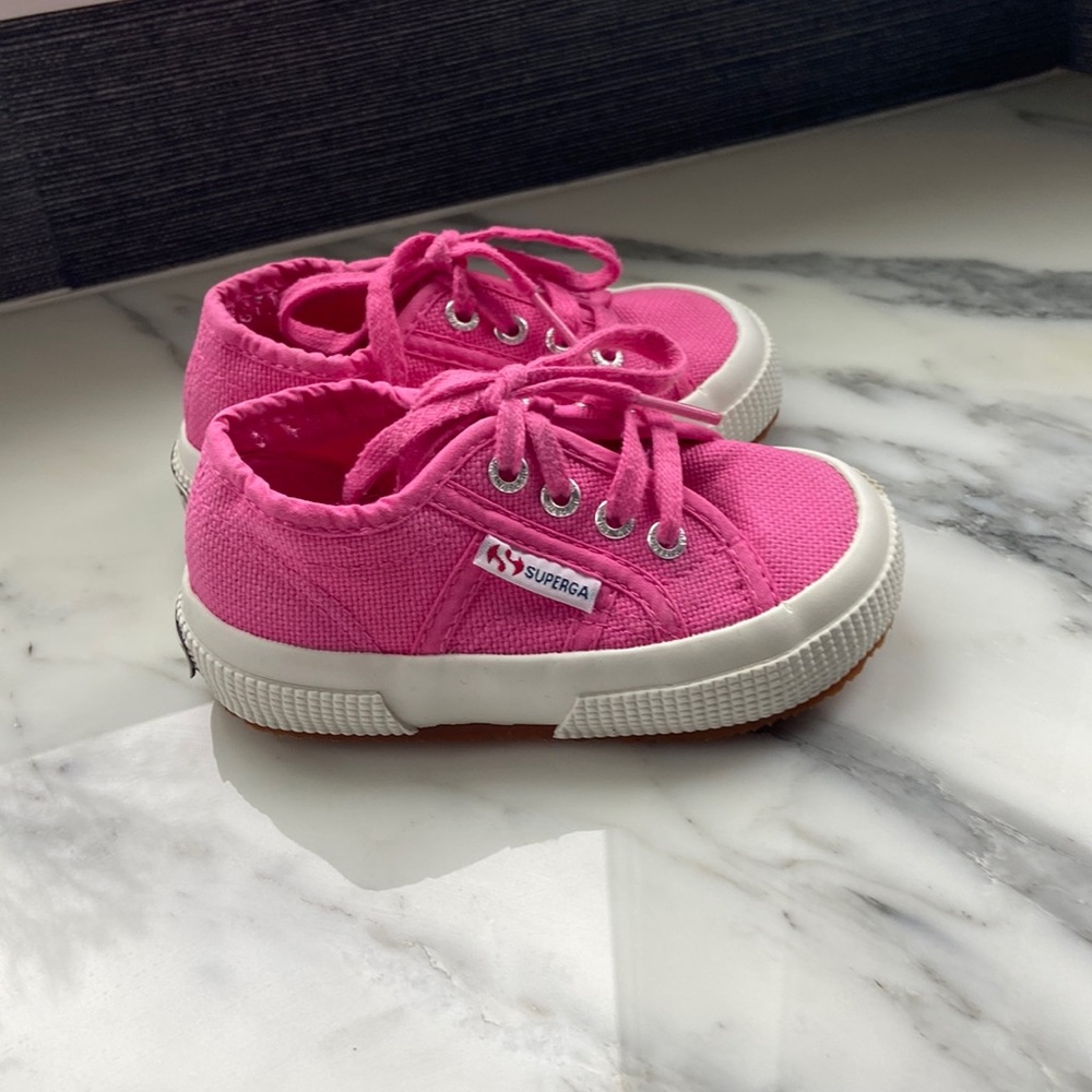 Gently worn hot pink superga little girl sneakers size 22- USA 6.5! Worn 2 times